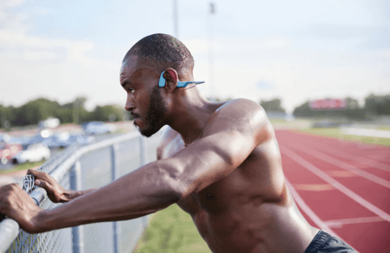 Man op een race track met Shokz hoofdtelefoon