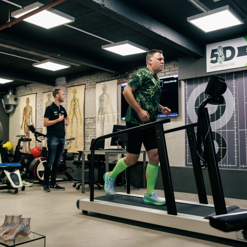 Klant-op-de-loopband-voor-een-loopanalyse-voor-het-hardlopen-in-een-van-de-RunX-winkels