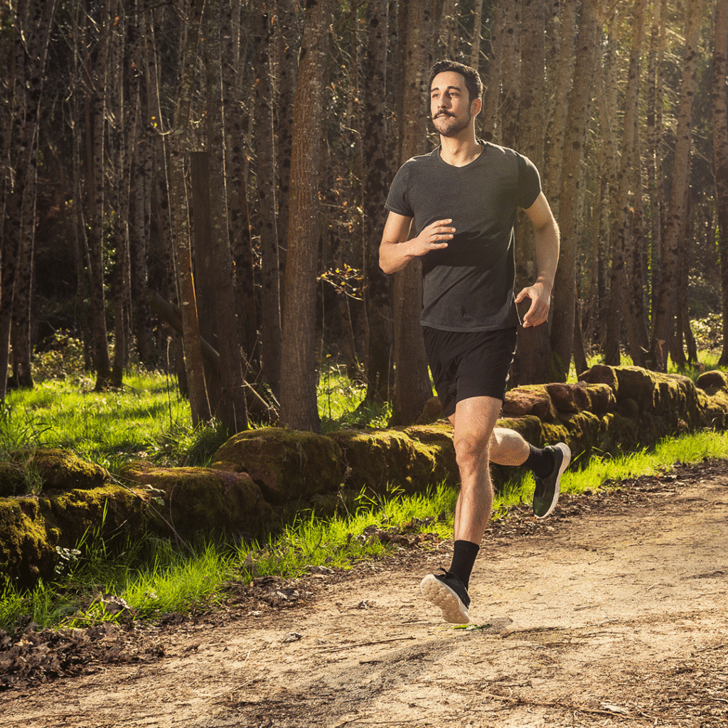 Ervaren hardloper op een rustige duurloop in de natuur