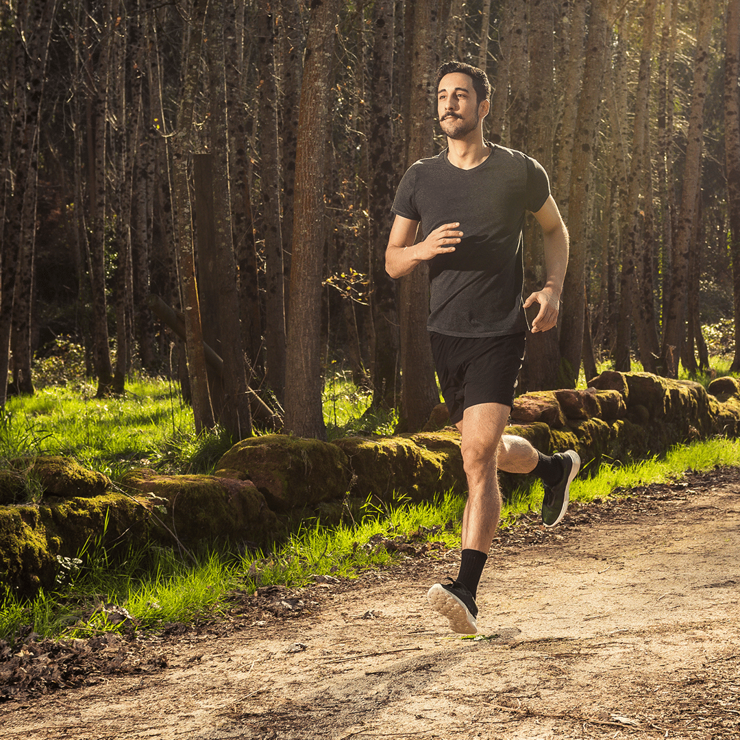 Ervaren hardloper op een rustige duurloop in de natuur