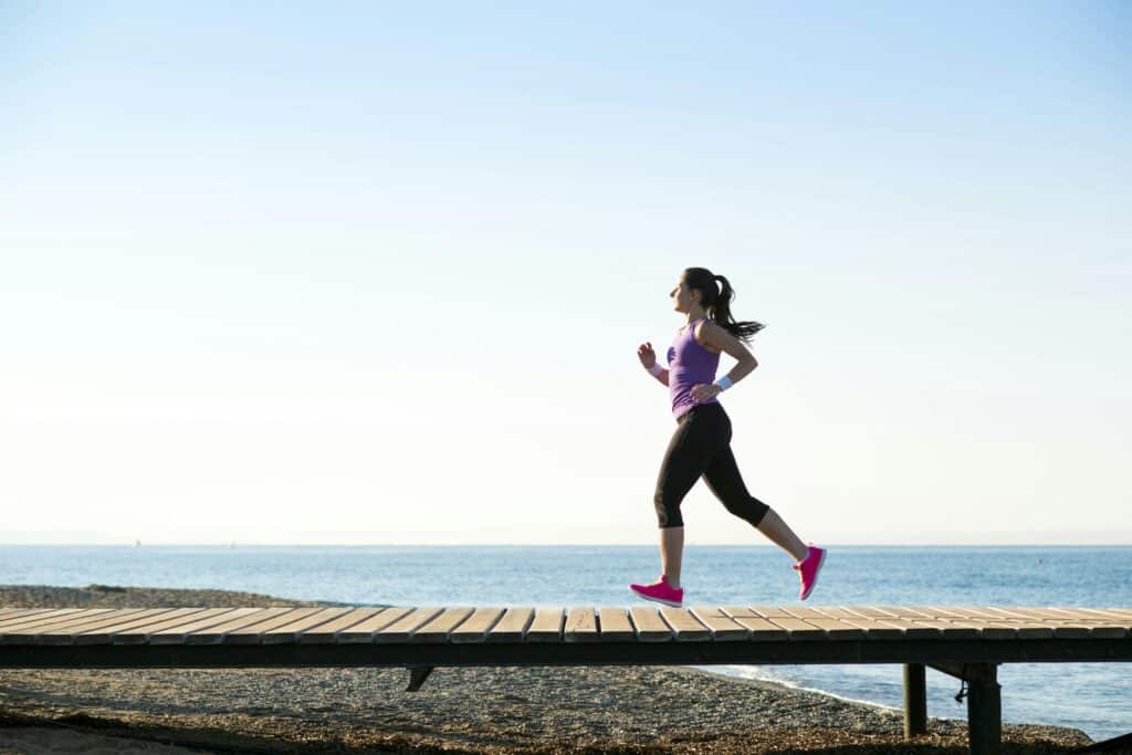 vrouw-bij-zee-aan-het-hardlopen-hardlopen-in-de-zomer-runx