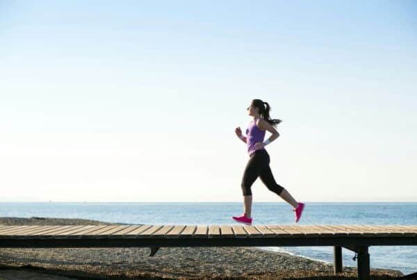 vrouw-bij-zee-aan-het-hardlopen-hardlopen-in-de-zomer-runx