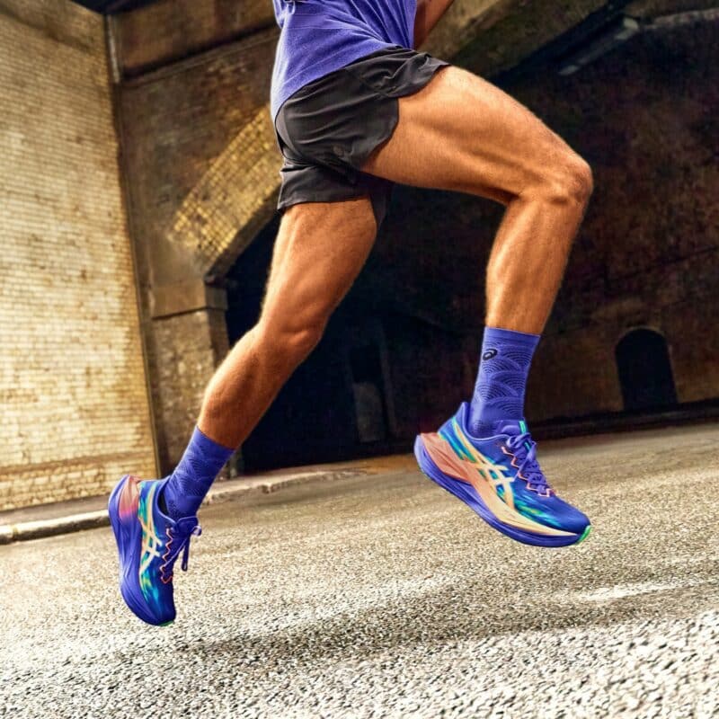 Man met ASICS Superblast 3 schoenen