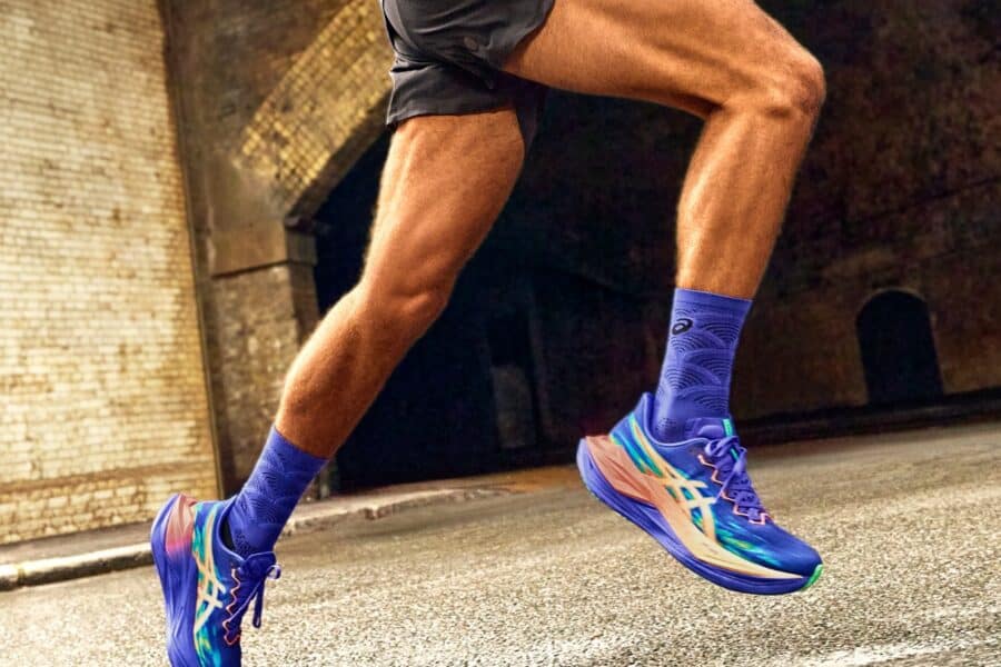 Man met ASICS Superblast 3 schoenen