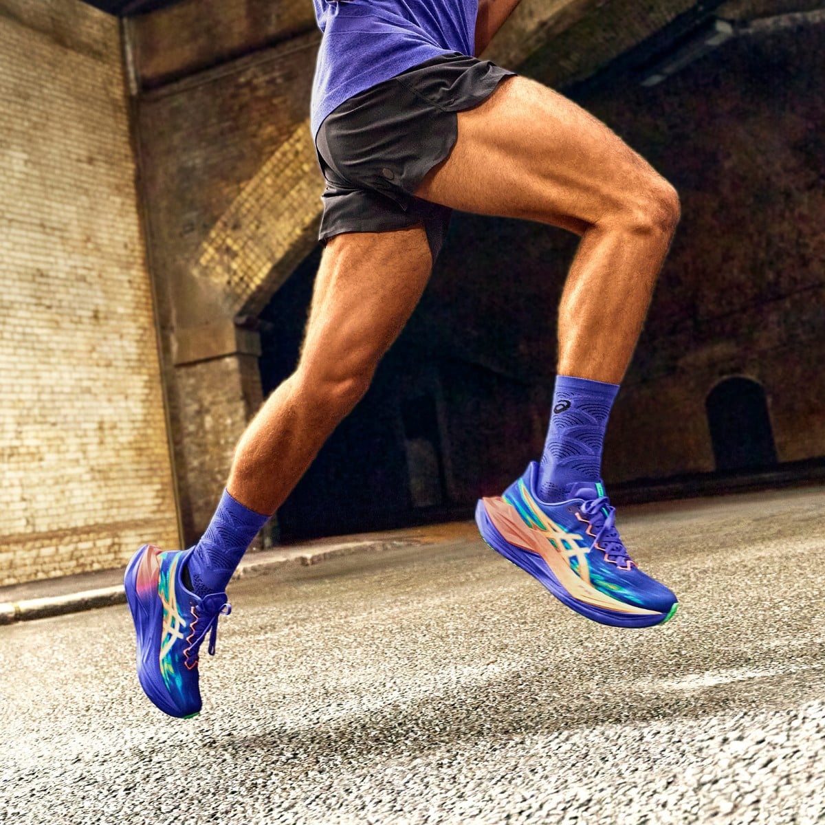 Man met ASICS Superblast 3 schoenen